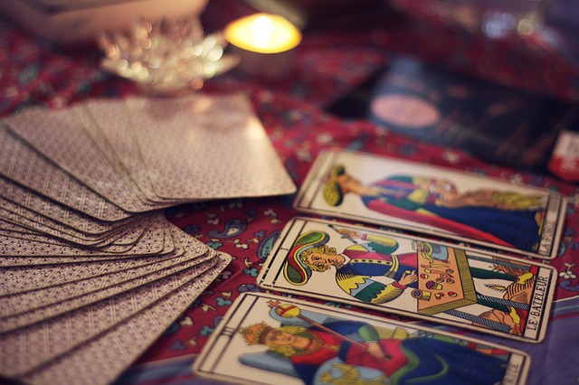 How Are Tarot And Oracle Cards Different?